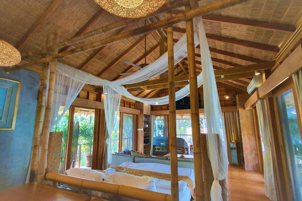 Amantara Villa, Private Beachfront 4 Bedrooms Villa Krabi town
